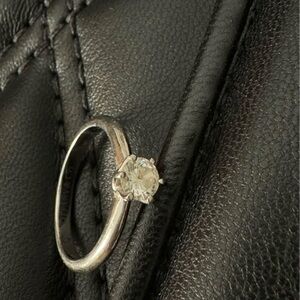 Elegant platinum Ring with diamond 0.31